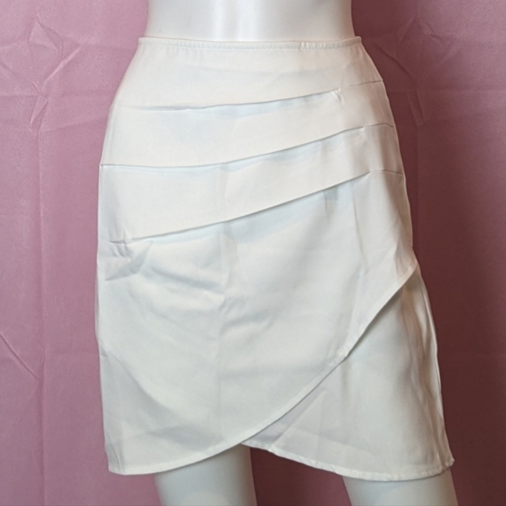 PrettyLittleThing White Woven Mini Skirt size 10